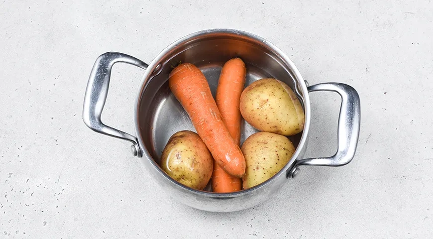 Салат «Мимоза» с копченой курицей: шаг 1