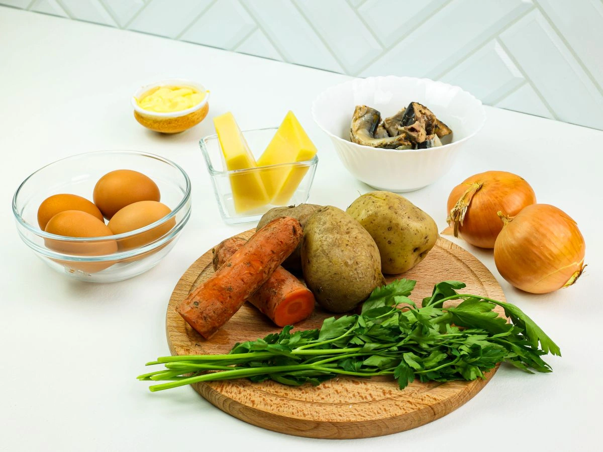 Шаг 1: Салат «Мимоза» с сайрой