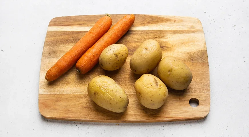 Салат «Мимоза» с семгой: шаг 1