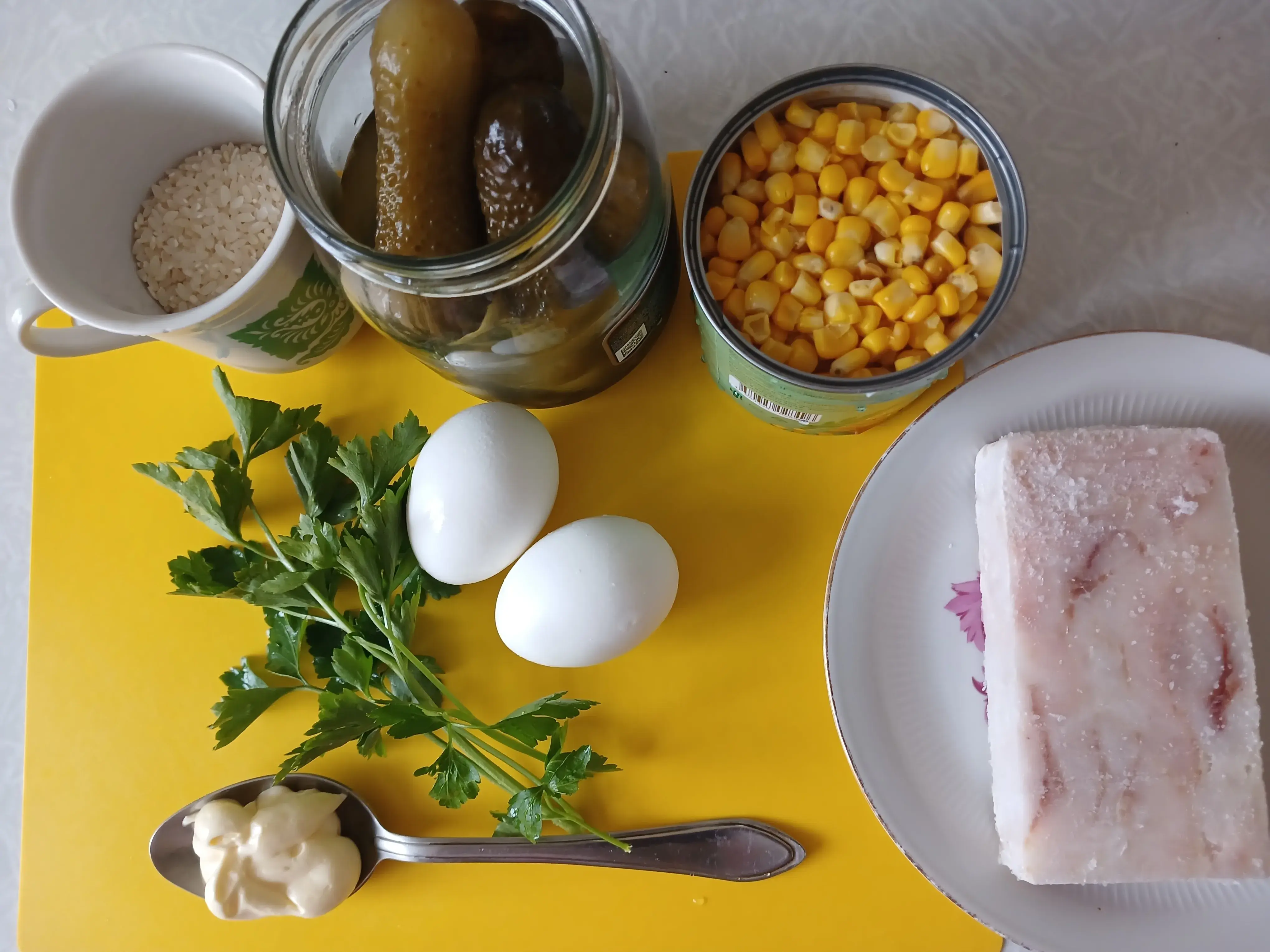 Салат «Морской уют» с минтаем: шаг 1