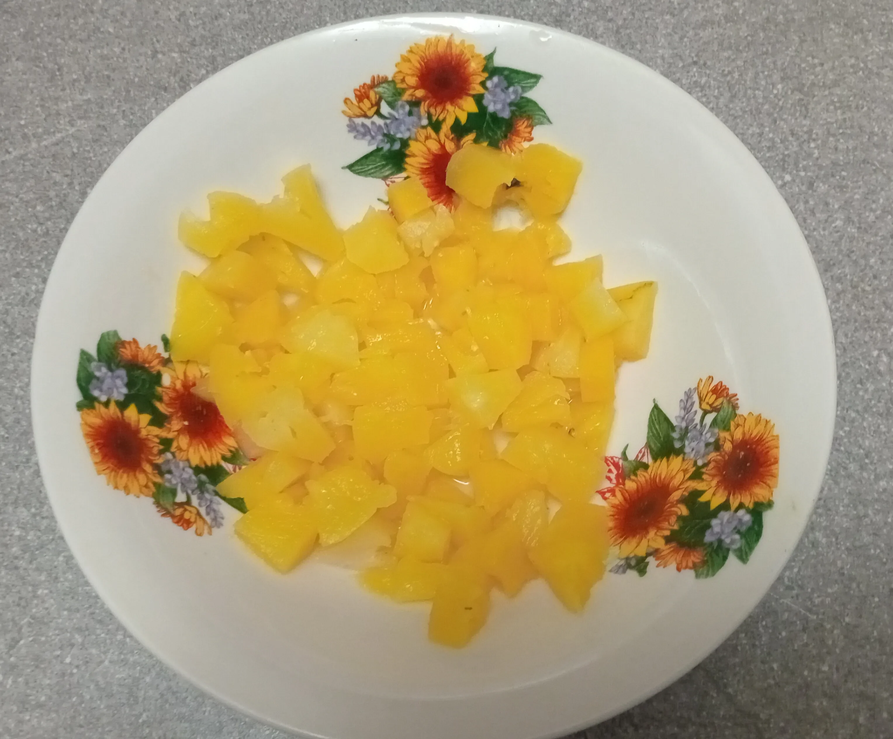 Салат с ананасами, сыром и кукурузой: шаг 1