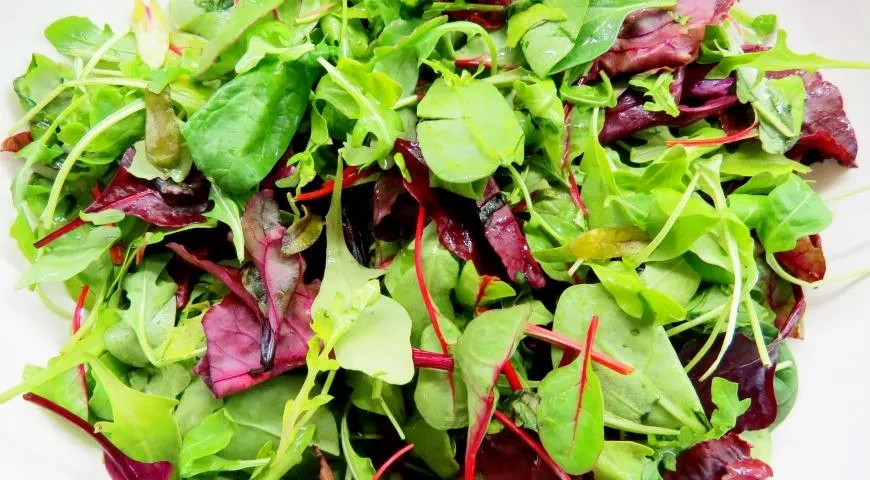 Салат с авокадо, черри и клубникой: шаг 1