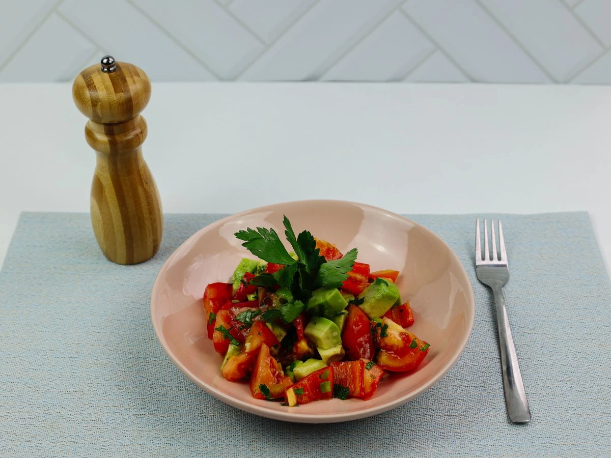 Шаг 1: Салат с авокадо и томатами