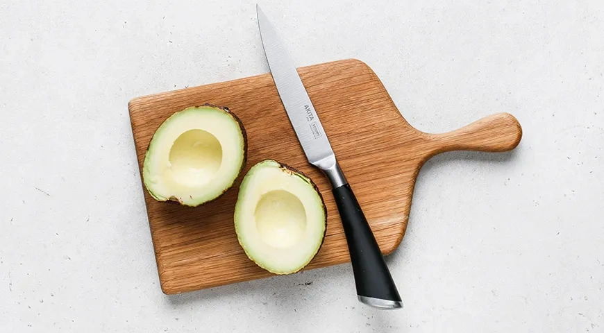 Салат с авокадо, помидорами, огурцами и моцареллой: шаг 1