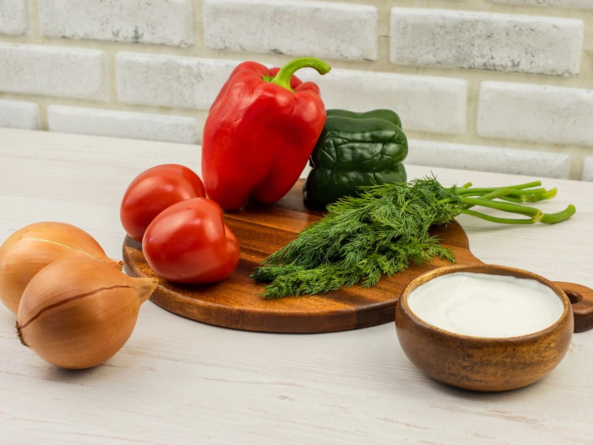 Шаг 1: Салат с болгарским перцем, помидорами и луком