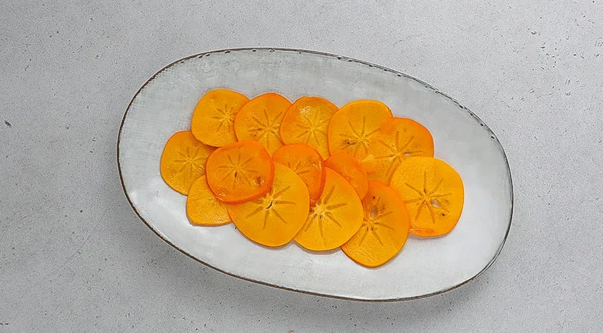 Салат с бурратой, хурмой и хамоном: шаг 1