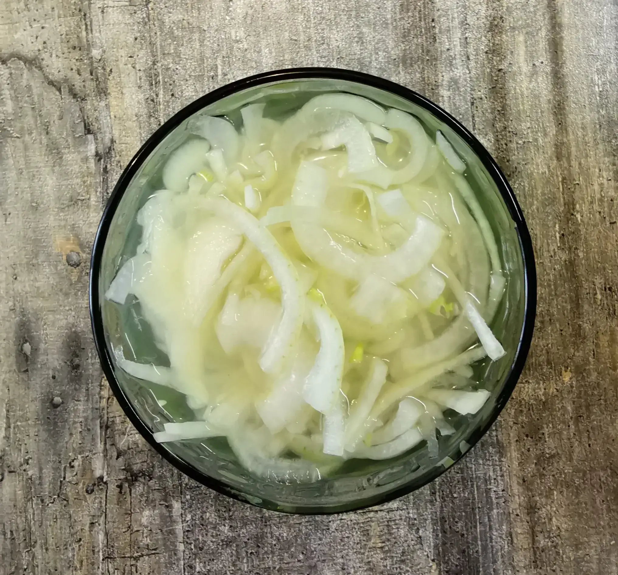 Салат с фасолью и сухариками: шаг 1