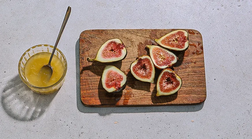 Салат с инжиром, прошутто и сыром: шаг 1