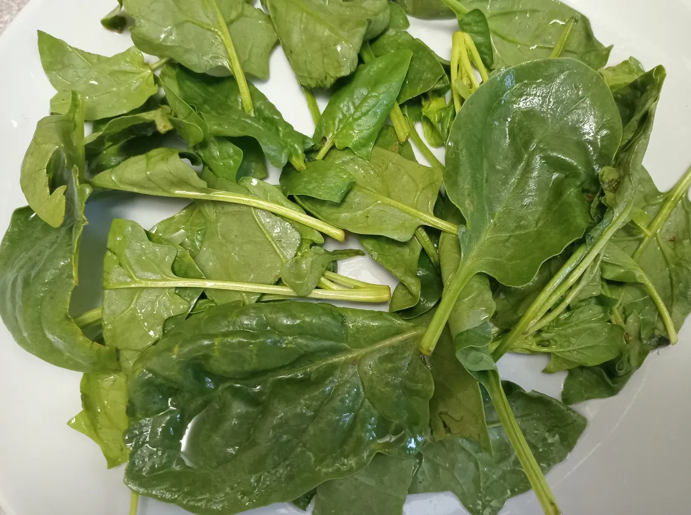 Салат с кальмарами и шпинатом: шаг 1