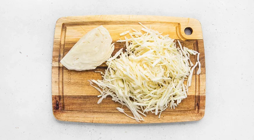 Салат с капустой, крабовыми палочками и колбасой: шаг 1