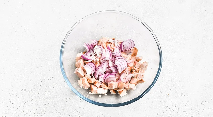 Салат с копченой курицей, фасолью и корейской морковкой: шаг 1