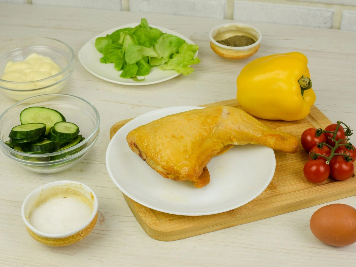 Шаг 1: Салат с копченой курицей, болгарским перцем и помидорами черри