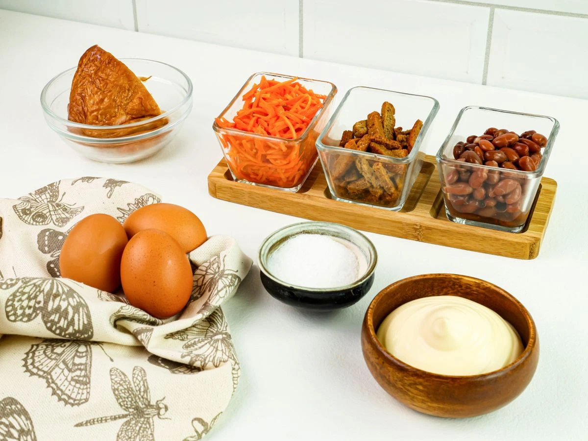 Шаг 1: Салат с корейской морковью, фасолью и копченой курицей