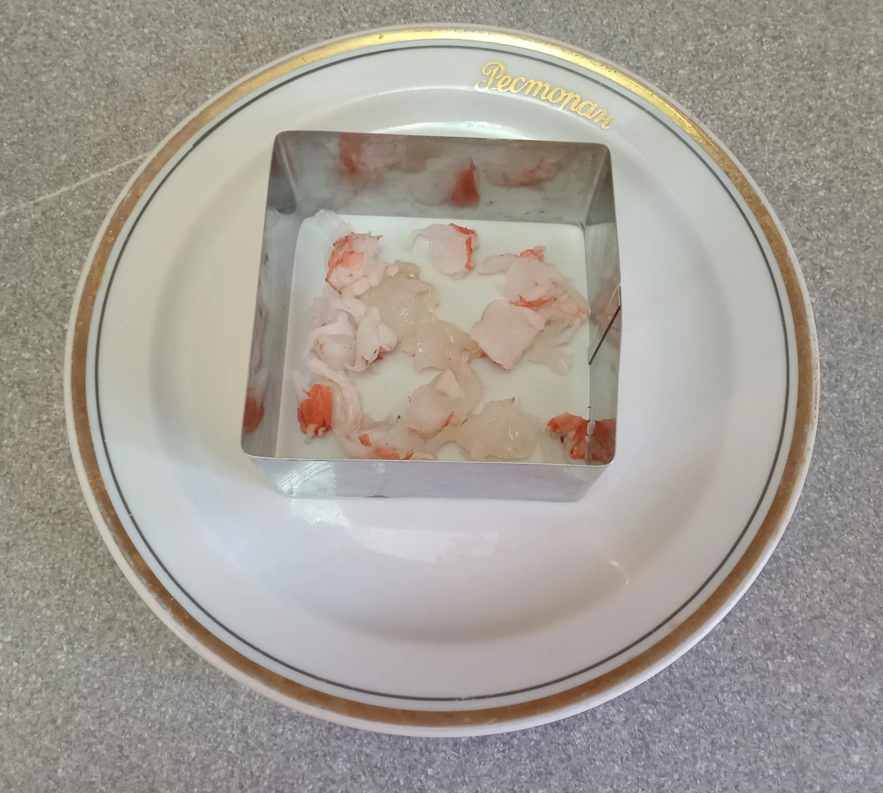 Салат с крабами: шаг 1