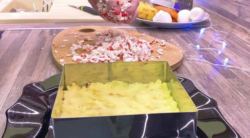 Салат с крабовыми палочками без кукурузы: шаг 1