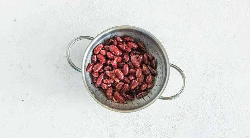 Салат с крабовыми палочками и фасолью: шаг 1