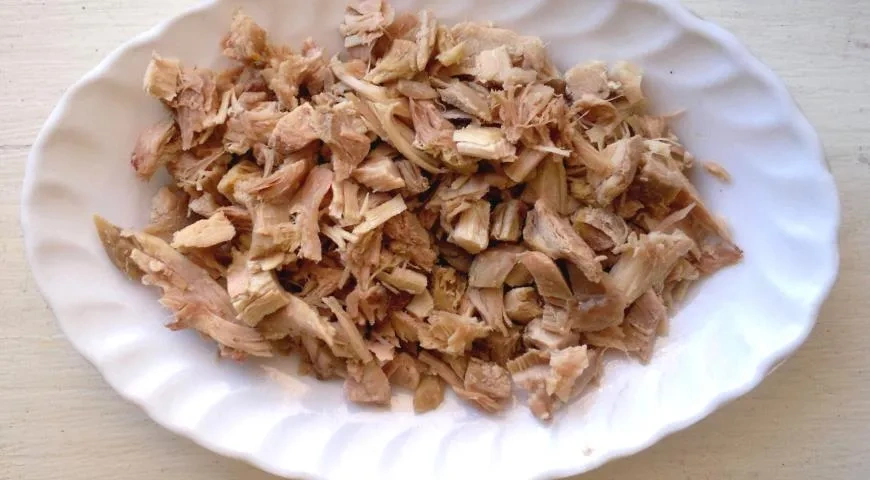 Салат с курицей, черносливом и виноградом: шаг 1