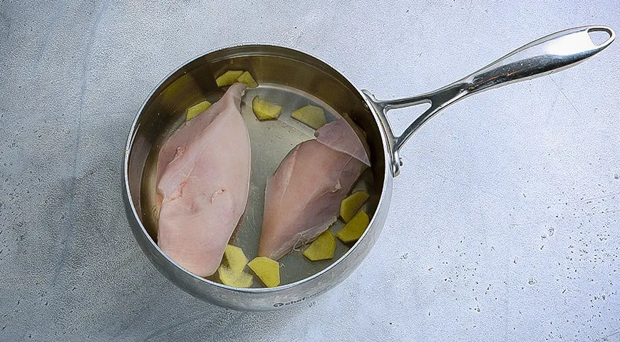 Салат с курицей, яблоком и огурцом: шаг 1