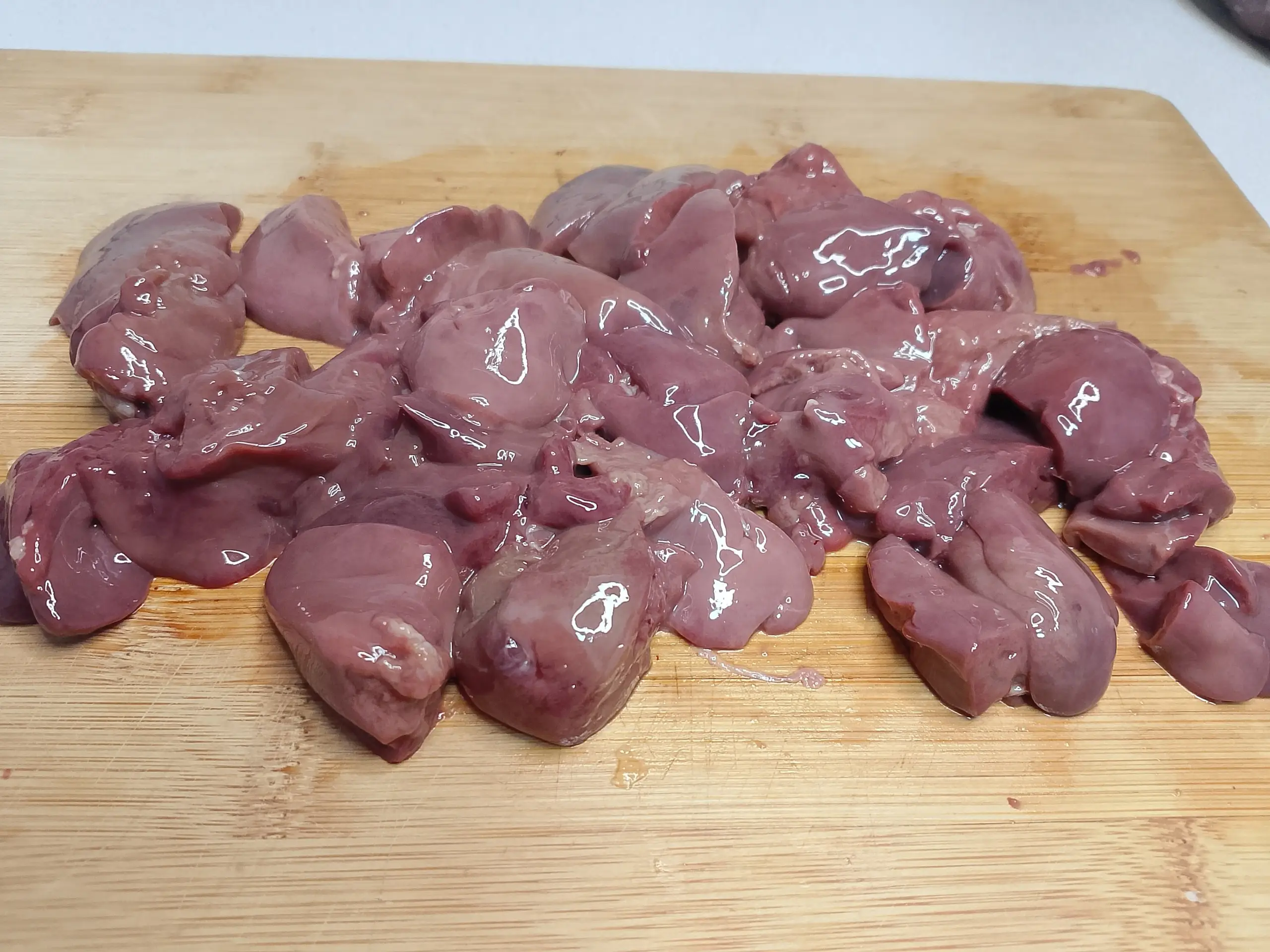 Шаг 1: Салат с куриной печенью и манго