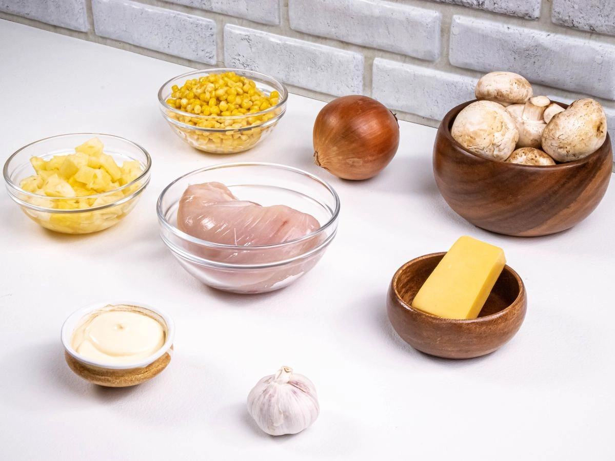 Шаг 1: Салат с курицей и ананасами