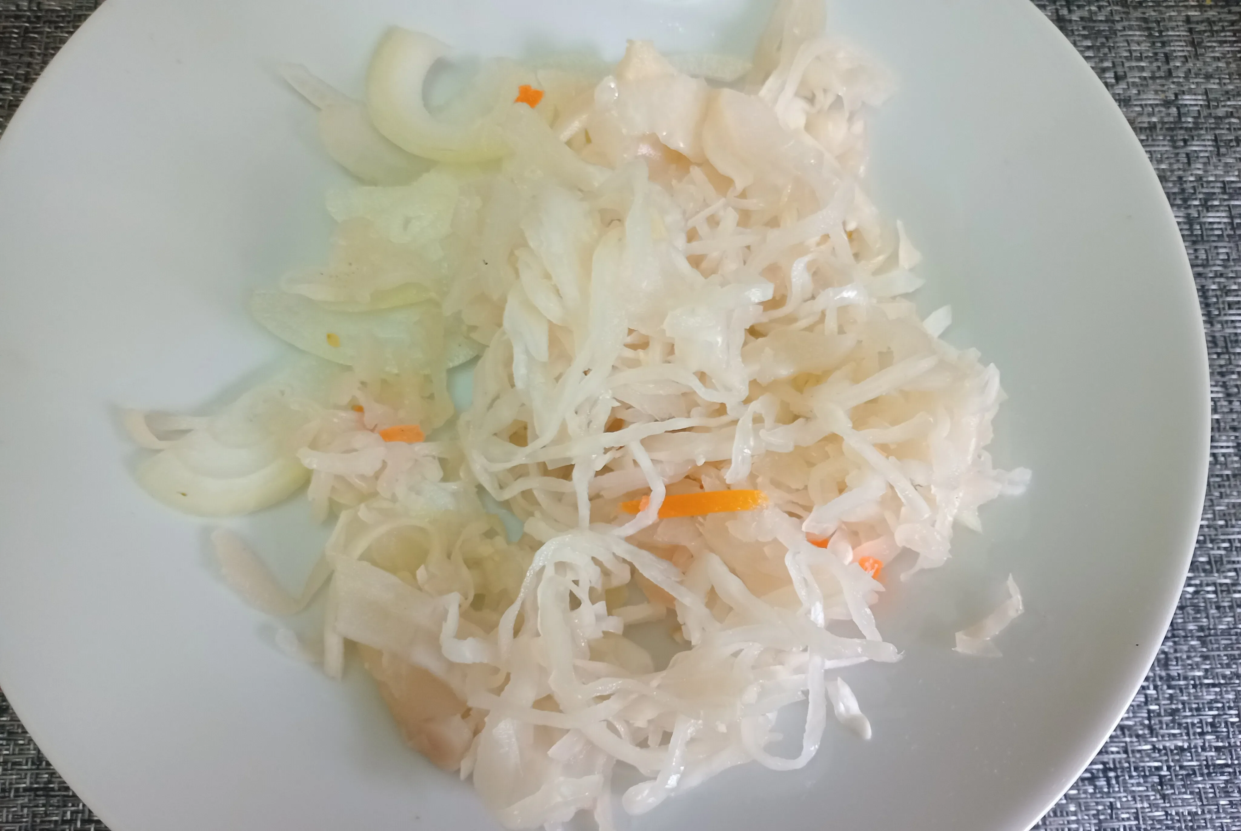 Салат с квашеной капустой: шаг 1