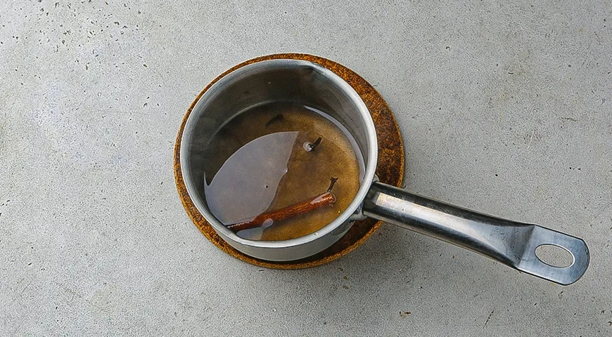 Салат с любительской колбасой и фисташками​: шаг 1