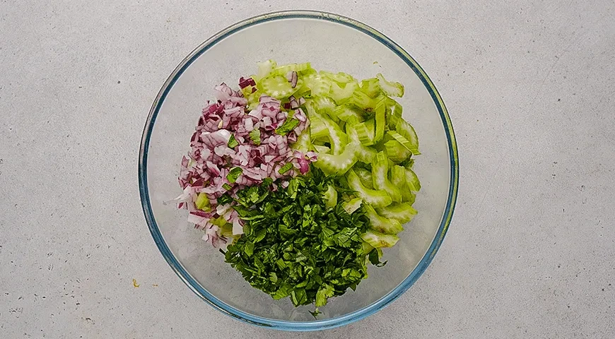 Салат с маринованным сельдереем, грецкими орехами и сыром: шаг 1