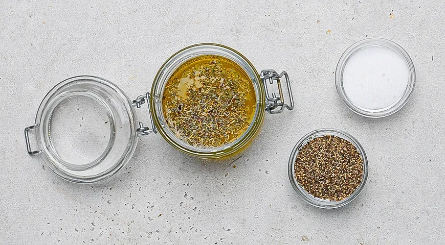 Салат с мини-пельменями и итальянской заправкой: шаг 1