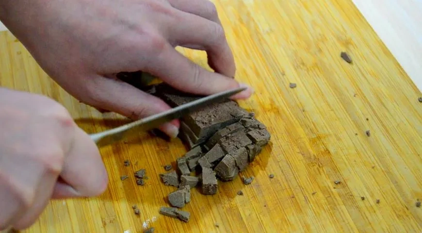 Салат с печенью, сыром и кукурузой: шаг 1