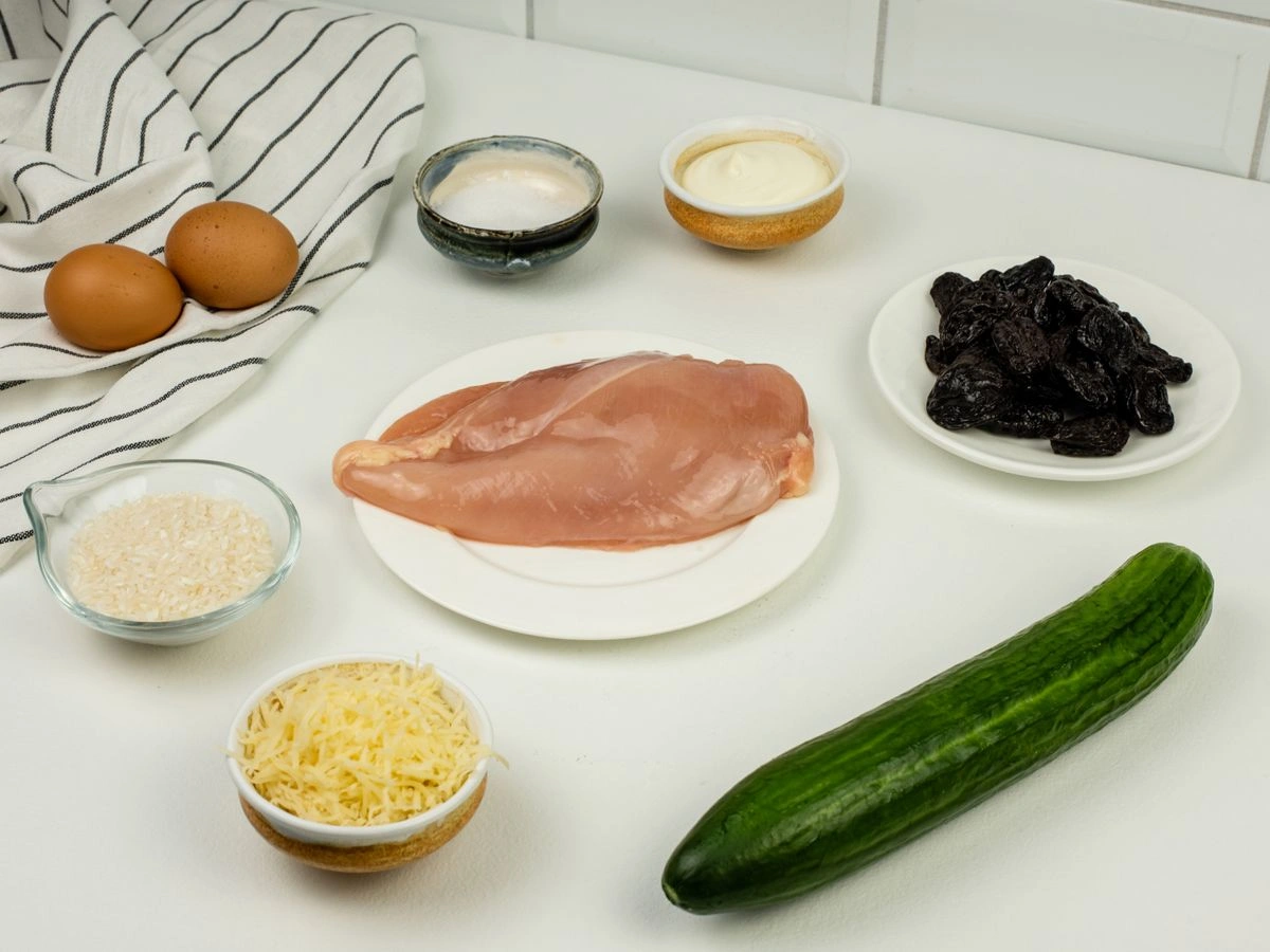 Шаг 1: Салат с рисом, курицей и черносливом