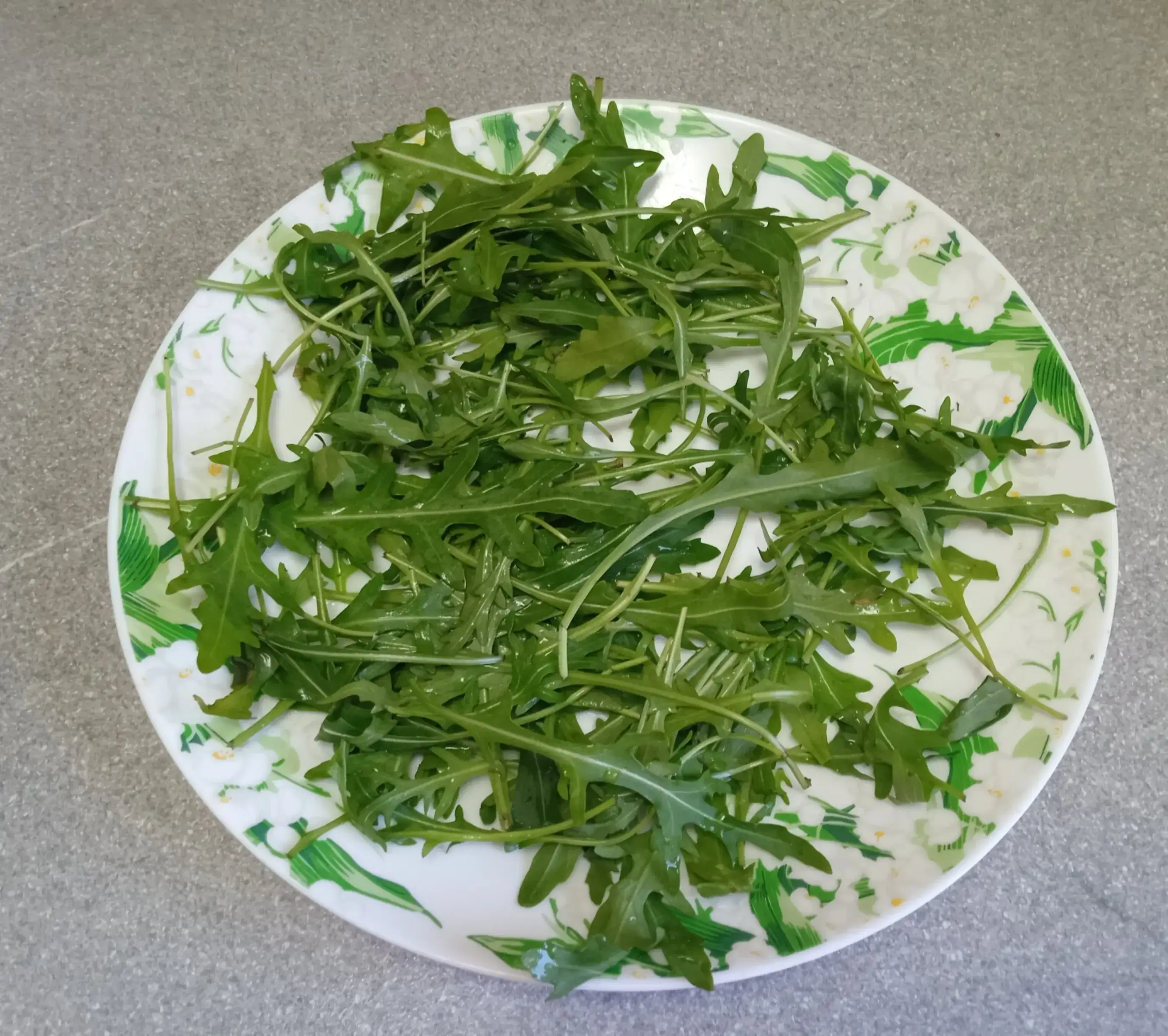 Салат с руколой, креветками и виноградом: шаг 1