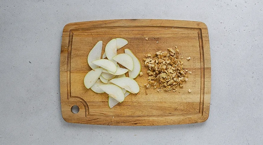 Салат с руколой, грушей и прошутто: шаг 1