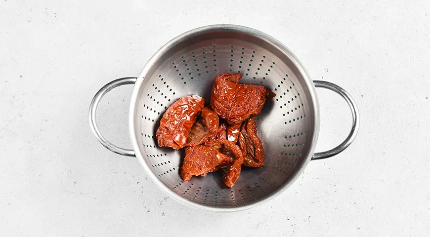 Салат с руколой и вялеными помидорами: шаг 1