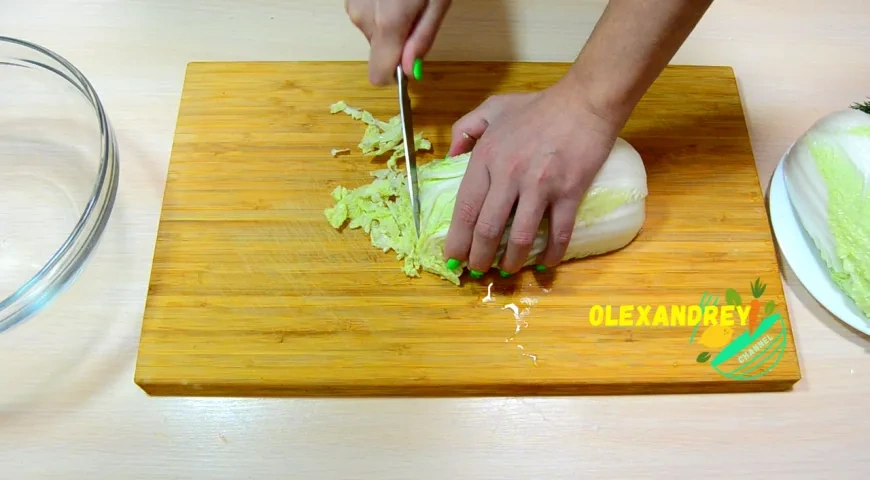 Салат с сельдью, пекинской капустой и огурцами: шаг 1