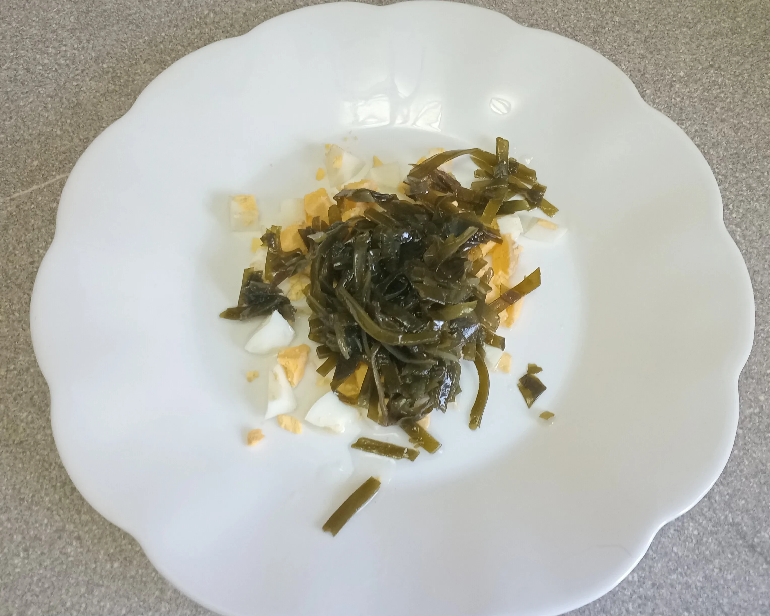 Салат с селёдкой, морской капустой и клюквой: шаг 1