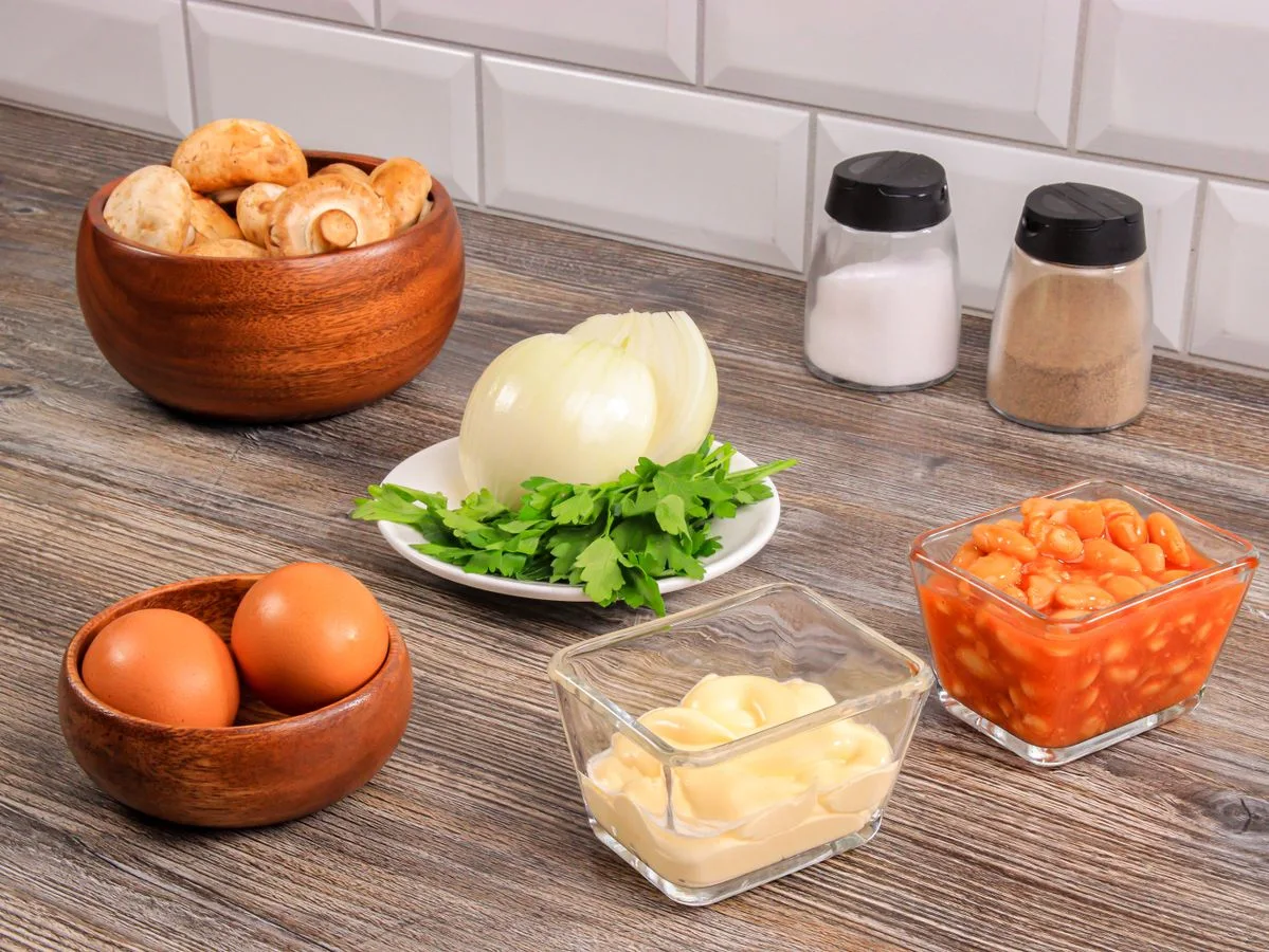 Шаг 1: Салат с шампиньонами и фасолью