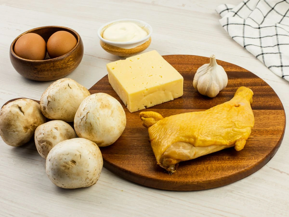 Шаг 1: Салат с шампиньонами и копчёной курицей