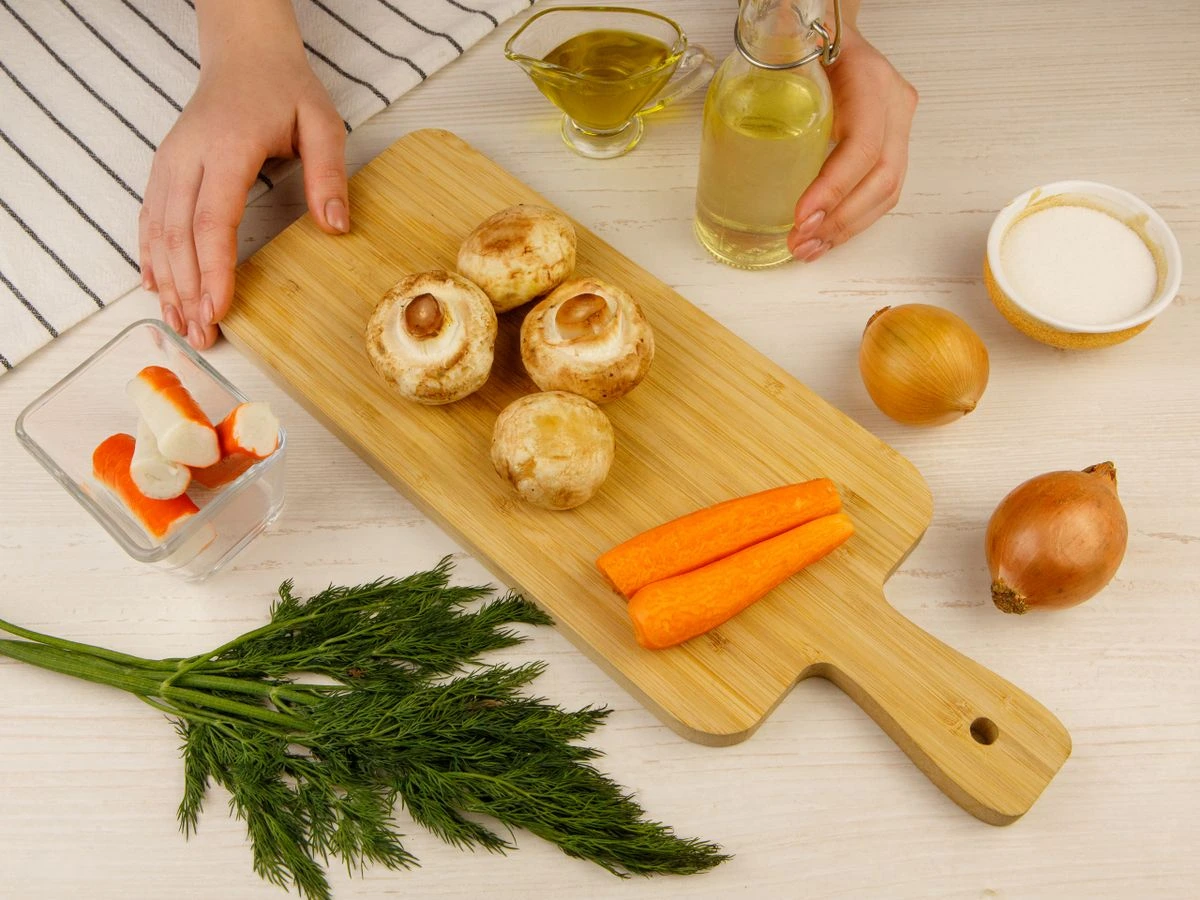 Шаг 1: Салат с шампиньонами и крабовыми палочками