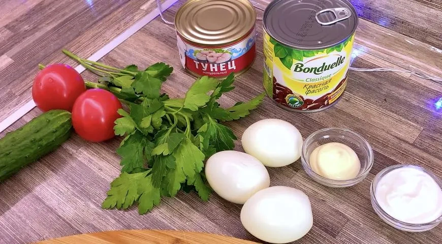Салат с тунцом консервированным и фасолью: шаг 1