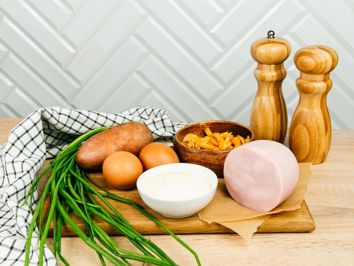 Шаг 1: Салат с ветчиной и маринованными опятами