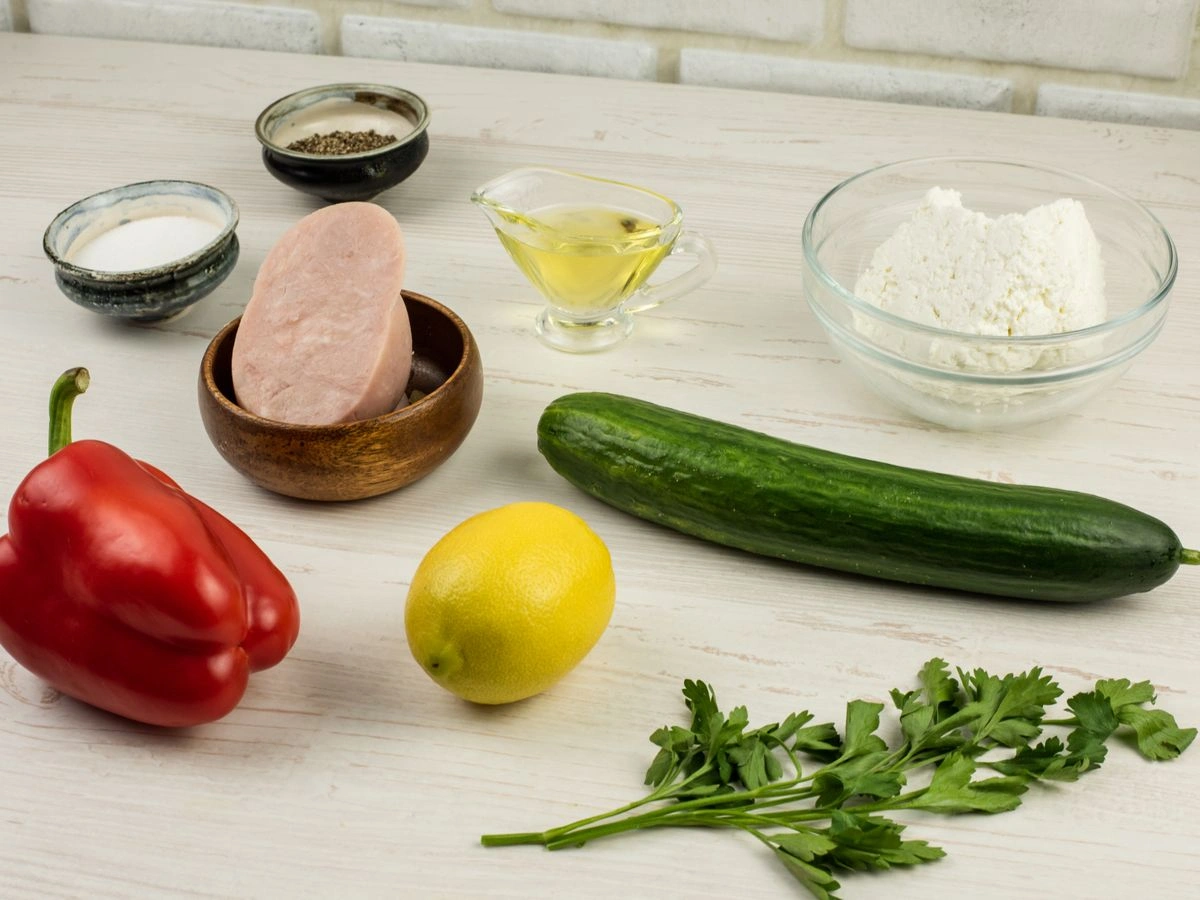 Шаг 1: Салат с ветчиной и творогом