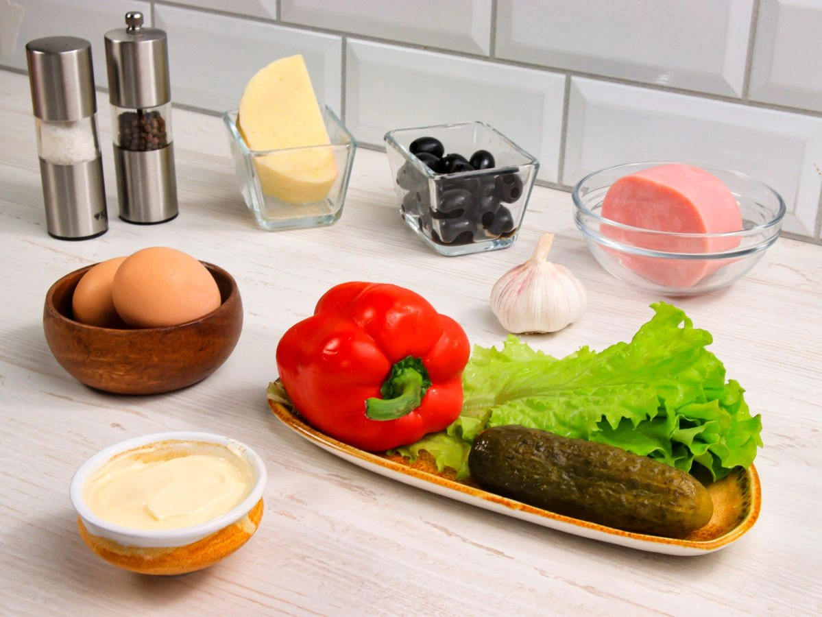 Шаг 1: Салат с ветчиной по-венгерски