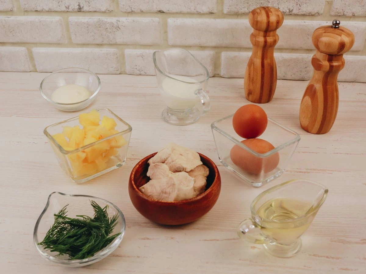 Шаг 1: Салат с яичными блинчиками, курицей и ананасом