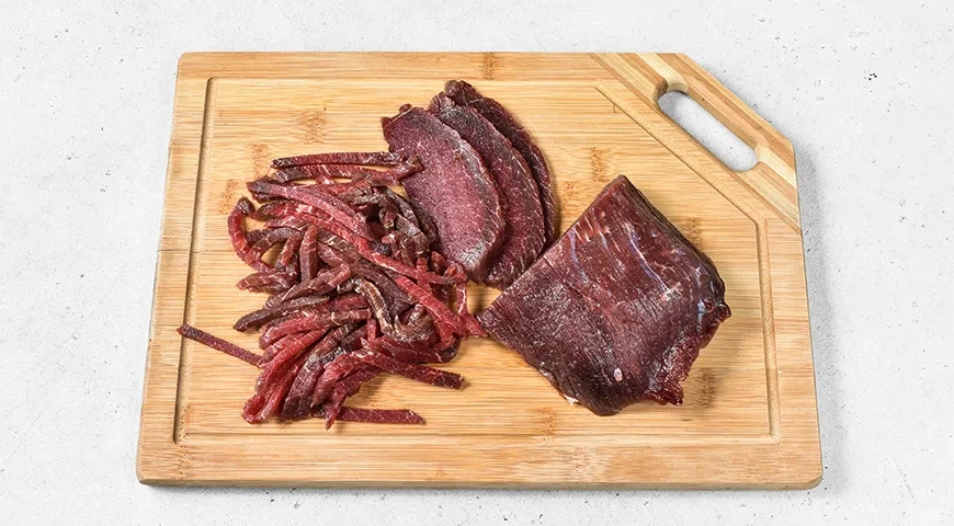 Салат «Шахтерский» с солеными огурцами и мясом: шаг 1