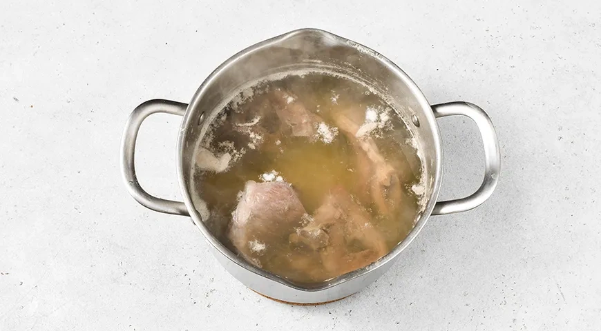 Салат со свиным сердцем, морковью и луком: шаг 1