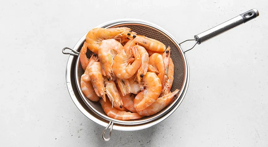 Салат «Стрелы Амура» с креветками и гранатом: шаг 1