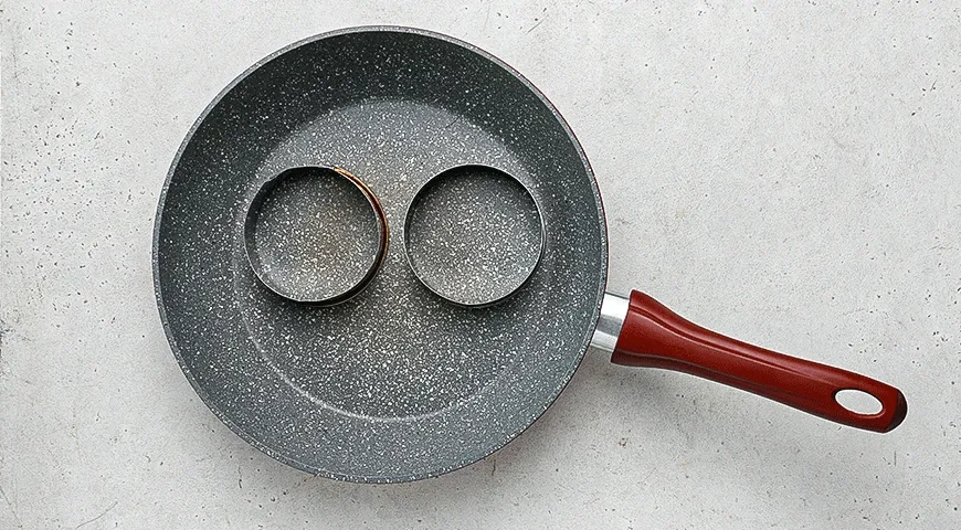 Сэндвич из яичницы с беконом и сыром: шаг 1