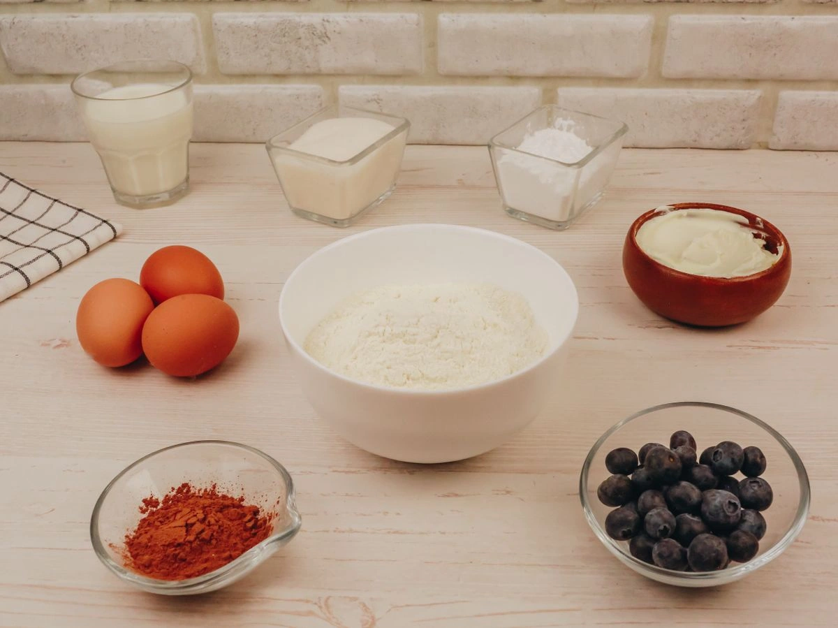 Шаг 1: Шахматный бисквит с голубикой и творожным сыром