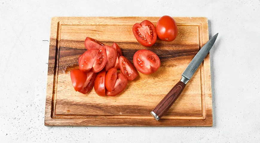 Шакшука: яичница с томатами и луком классическая: шаг 1