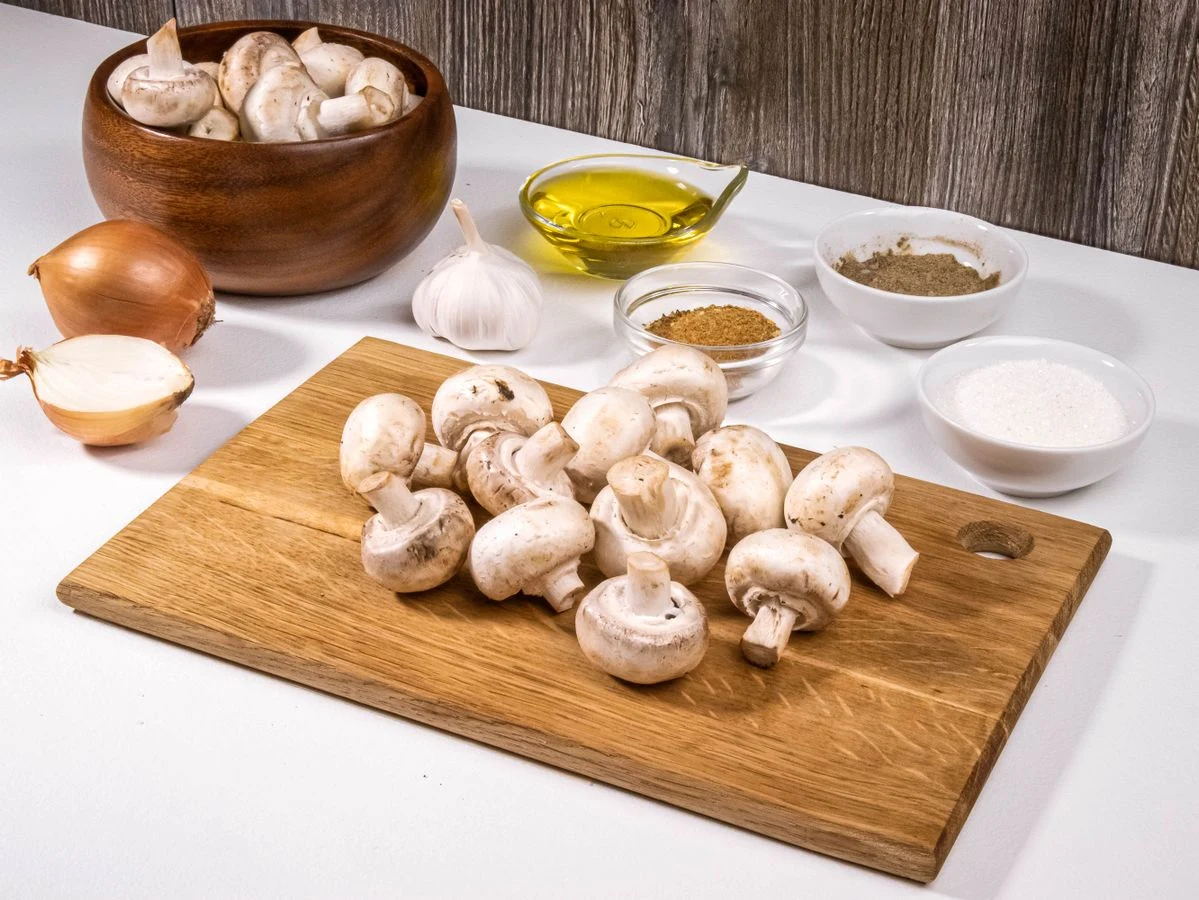 Шаг 1: Шампиньоны, жаренные с луком